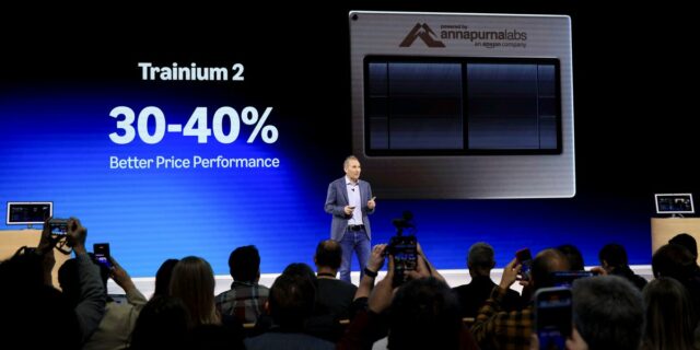 Amazon, ¿la empresa de chips? El gigante tecnológico quiere vender pronto sus chips de IA

 | Tech,AI,amazon,trainium,ai,cloud-computing,chips,amazon-web-services,andy-jassy,nvidia,limited-synd,artificial-intelligence,gpus,chipmaker