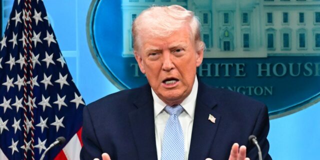 Trump firma orden ejecutiva sobre cuentas de jubilación y ofrece 1.000 dólares adicionales

 | Economy,trump,retirement-plans,executive-order,economy,personal-finance,retirement,401k,ira,kitchen-table-big-bet