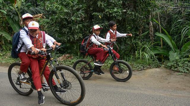 El ministro Abdul Mu'ti insta a los estudiantes a ir a la escuela en bicicleta

 | 