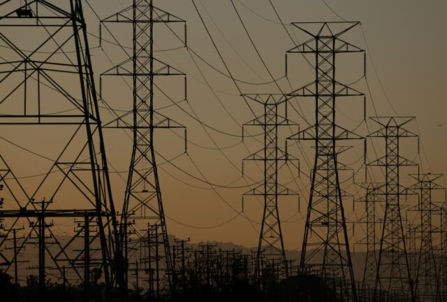 Trump toma medidas para recortar la asistencia en las facturas Trump toma medidas para recortar la asistencia en las facturas de servicios públicos para los estadounidenses, ya que los crecientes costos de la energía promedian más de $ 1,000 este invierno
|