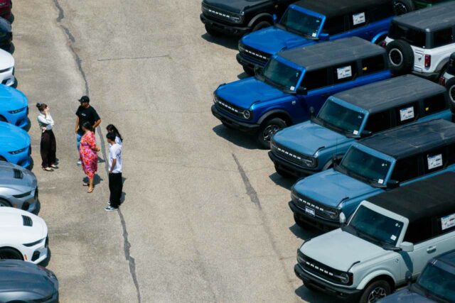 Las ganancias de Ford aumentan a medida que el fabricante de automóviles resiste la crisis de los vehículos eléctricos

 | 