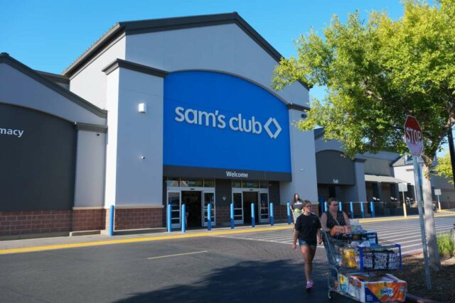 Sam's Club está aumentando sus cuotas. Los analistas dicen que Costco y BJ's podrían ser los siguientes.

 | 