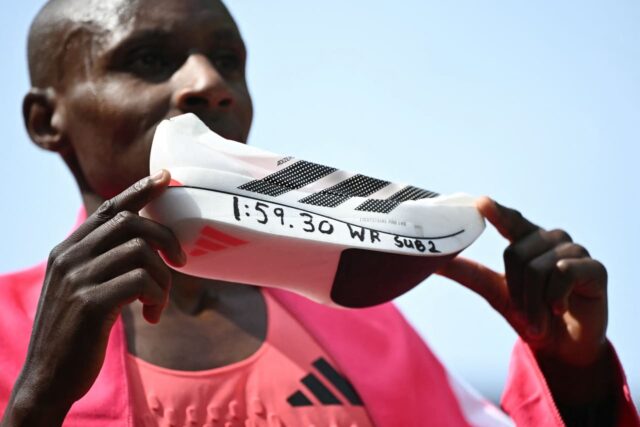 Adidas se adjudica el primer ganador de un maratón de menos de 2 horas. Pero buena suerte consiguiendo las zapatillas del ganador.

 | 