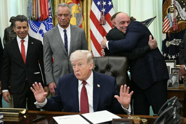 Las acciones psicodélicas aumentan después de que Trump apoya el uso de drogas como el LSD para la salud mental

 | 