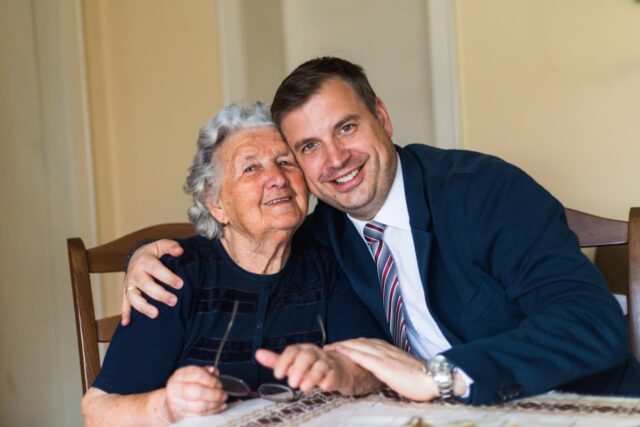 “Tengo la intención de tomar una hipoteca”: mi padre murió. ¿Debo comprarle la casa familiar a mi madre con un 40% de descuento?

 | 