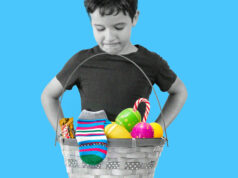 La Pascua se está volviendo tan cara que algunos padres llenan de regalos y dejan dulces de Halloween en las cestas de sus hijos.
| La Pascua se está volviendo tan cara que algunos padres llenan de regalos y dejan dulces de Halloween en las cestas de sus hijos.
|