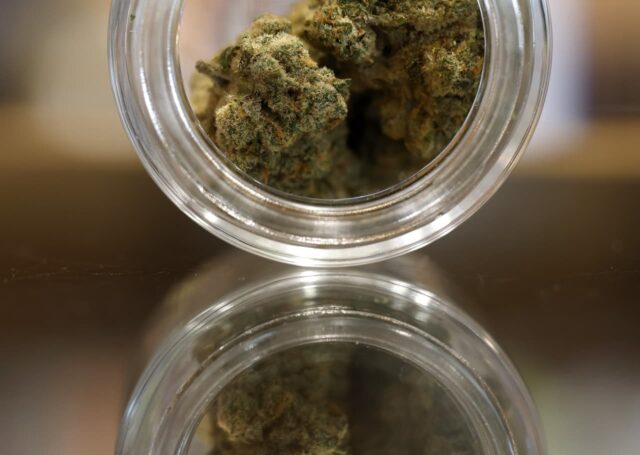 La reprogramación del cannabis genera celebración (y confusión) a medida que se venden las existencias de marihuana

 | 