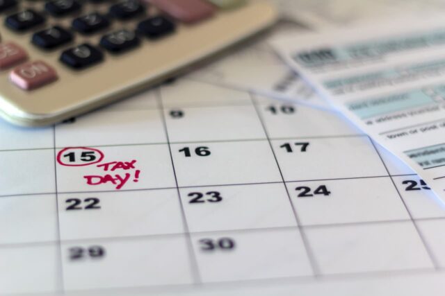 El 15 de abril es la fecha límite para la presentación de impuestos, pero he aquí por qué también es importante para el mercado de valores.

 | 