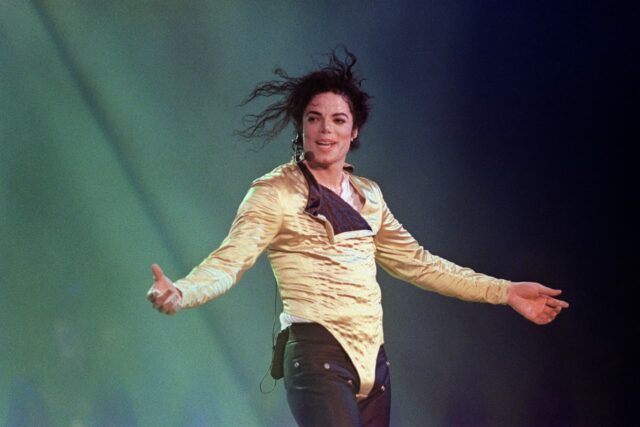 El enorme éxito de taquilla de la película biográfica de Michael Jackson demuestra su resistencia a pesar de la controversia

 | 