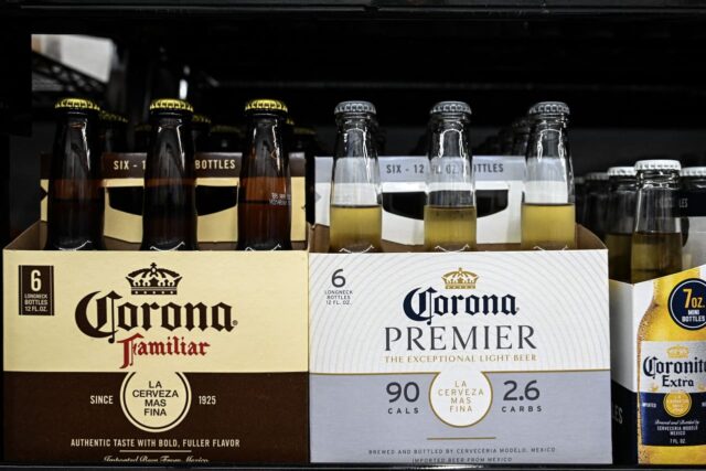 La cervecera Corona dice que los compradores están optando por cerveza y vino más baratos porque su producción es más conservadora en función de la demanda.

 | 