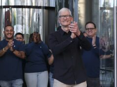 Tim Cook dejará su cargo de director ejecutivo después de 15 años en el cargo durante los cuales las acciones de Apple subieron un 1.900%.
| Tim Cook dejará su cargo de director ejecutivo después de 15 años en el cargo durante los cuales las acciones de Apple subieron un 1.900%.
|