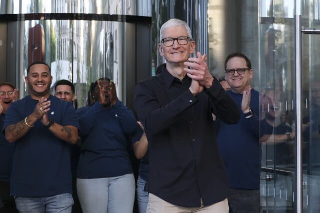 Tim Cook dejará su cargo de director ejecutivo después de 15 años en el cargo durante los cuales las acciones de Apple subieron un 1.900%.

 | 