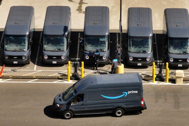 Amazon y USPS llegan a un acuerdo, lo que demuestra que todavía se necesitan mutuamente a pesar de las amenazas de grandes recortes en las entregas

 | 