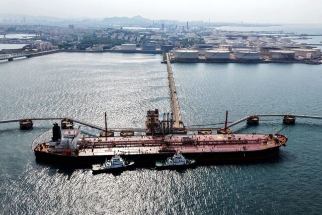 El principal contrato petrolero mundial supera los 115 dólares mientras persiste el enfrentamiento en el Estrecho de Ormuz

 | 