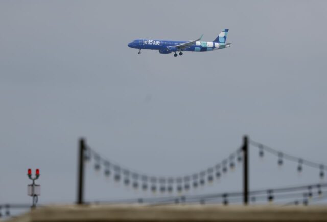 ¿JetBlue acaba de admitir el monitoreo de tarifas? La aerolínea ahora dice que la publicación viral sobre un aumento de tarifa de $230 fue un error.

 | 