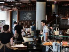 Starbucks tomó dos medidas importantes para ayudar a su recuperación hoy, pero no ayudaron a las acciones de la cadena de café.
| Starbucks tomó dos medidas importantes para ayudar a su recuperación hoy, pero no ayudaron a las acciones de la cadena de café.
|