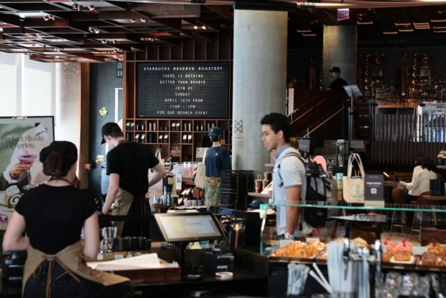 Starbucks tomó dos medidas importantes para ayudar a su recuperación hoy, pero no ayudaron a las acciones de la cadena de café.

 | 