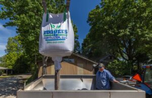 La mayoría de los agricultores estadounidenses no pueden permitirse todo el fertilizante que necesitan este año. La apertura del Estrecho de Ormuz llega demasiado tarde.
| La mayoría de los agricultores estadounidenses no pueden permitirse todo el fertilizante que necesitan este año. La apertura del Estrecho de Ormuz llega demasiado tarde.
|