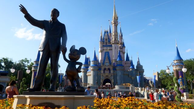 Uber y Disney están viendo la misma dinámica notable en Uber y Disney están viendo la misma dinámica notable en esta economía. Ambas acciones subieron
|