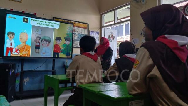 El gobierno añadirá hasta 3 pizarras inteligentes por escuela

 | 