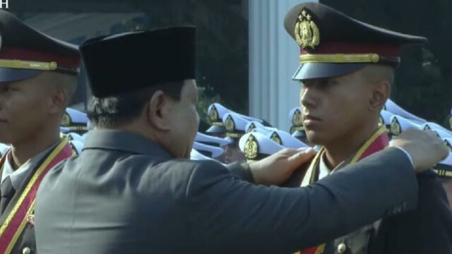 Prabowo informa a los oficiales estudiantiles del TNI y la Prabowo informa a los oficiales estudiantiles del TNI y la Policía Nacional
|