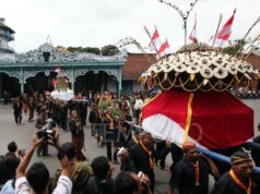 Dos Grand Grebeg Eid al-Adha en el Palacio de Surakarta
| Dos Grand Grebeg Eid al-Adha en el Palacio de Surakarta
|