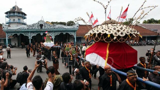 Dos Grand Grebeg Eid al-Adha en el Palacio de Surakarta Dos Grand Grebeg Eid al-Adha en el Palacio de Surakarta
|