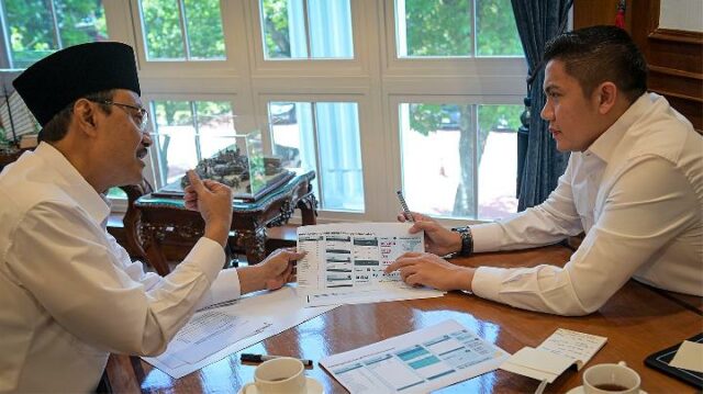 De vuelta de Francia, Teddy se reunió con el Ministro De vuelta de Francia, Teddy se reunió con el Ministro de Asuntos Sociales en su despacho
|