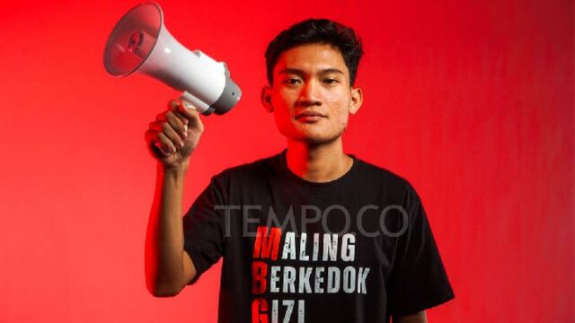 El ex presidente del BEM UGM Tiyo protesta contra la El ex presidente del BEM UGM Tiyo protesta contra la cancelación de los debates en la Unnes
|