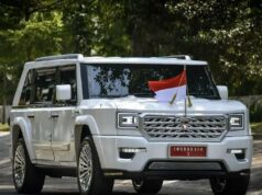 Al llegar a Cebú, Prabowo fue recogido por el coche «Indonesia 1» de Maung.
| Al llegar a Cebú, Prabowo fue recogido por el coche "Indonesia 1" de Maung.
|