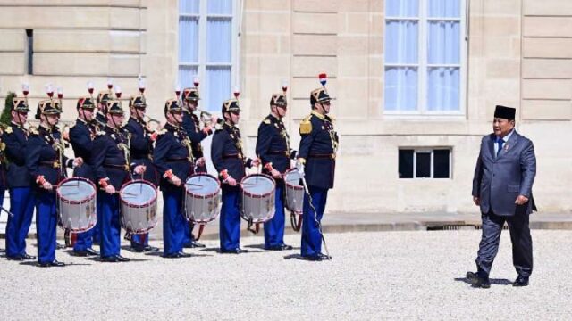 Prabowo realiza oraciones de Eid al-Adha en París | Prabowo realiza oraciones de Eid al-Adha en París
|