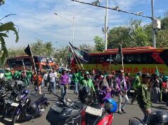 Los autobuses que transportan trabajadores están abarrotados de camino a Monas para el 1 de mayo
| Los autobuses que transportan trabajadores están abarrotados de camino a Monas para el 1 de mayo
|