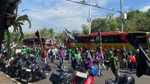 Los autobuses que transportan trabajadores están abarrotados de camino a Monas para el 1 de mayo

 | 