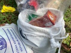 Prabowo distribuye alimentos básicos y camisetas a los trabajadores el 1 de mayo
| Prabowo distribuye alimentos básicos y camisetas a los trabajadores el 1 de mayo
|