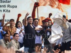 Prabowo se quita la camiseta antes de abandonar el escenario el 1 de mayo
| Prabowo se quita la camiseta antes de abandonar el escenario el 1 de mayo
|