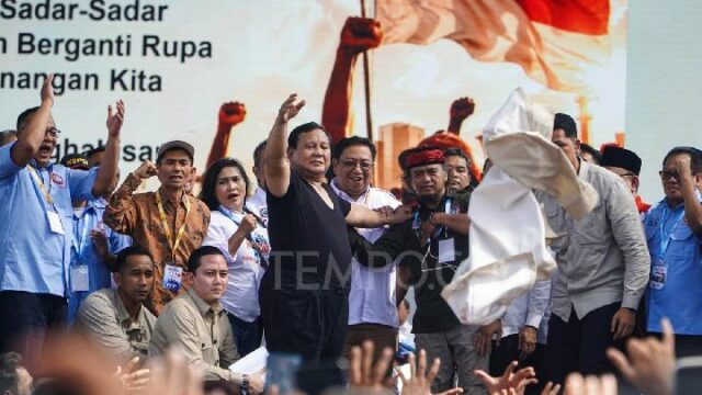 Prabowo se quita la camiseta antes de abandonar el escenario el 1 de mayo

 | 