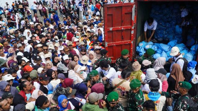Teddy dice que 400.000 personas asisten al Día del Trabajo en Monas

 | 
