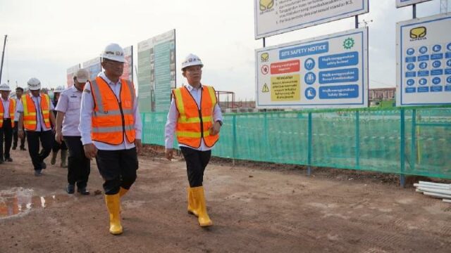El secretario regional de Lampung revisa la construcción de la escuela popular, que se espera que entre en funcionamiento en julio de 2026

 | 