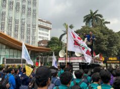 Manifestación por el Día Nacional de la Educación, misa BEM SI portando banderas amarillas
| Manifestación por el Día Nacional de la Educación, misa BEM SI portando banderas amarillas
|
