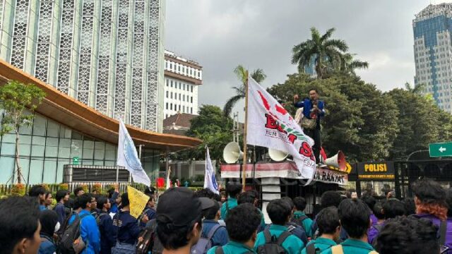 Manifestación por el Día Nacional de la Educación, misa BEM SI portando banderas amarillas

 | 