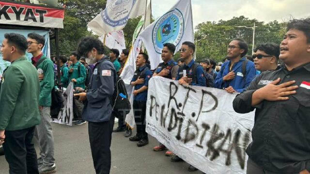 La policía impide que las masas de manifestantes del Día Nacional de la Educación se dirijan al palacio

 | 