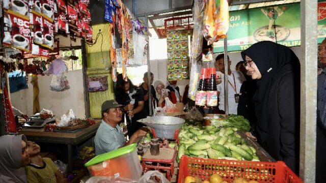 El gobierno de la regencia de Banyuwangi exime del impuesto de fin de semana a 6.500 comerciantes del mercado

 | 