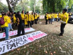 Estudiantes de UI se preparan para atacar oficinas del Ministerio de Educación
| Estudiantes de UI se preparan para atacar oficinas del Ministerio de Educación
|