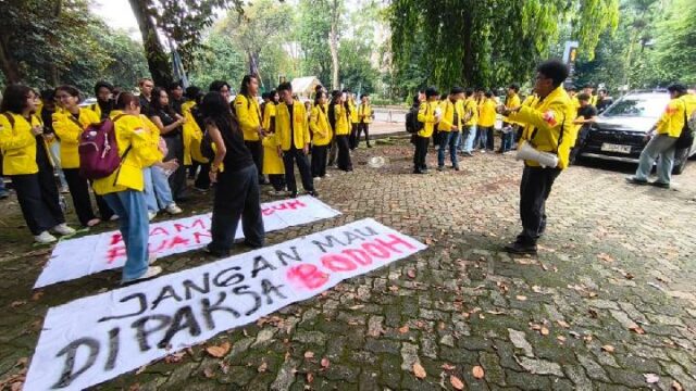 Estudiantes de UI se preparan para atacar oficinas del Ministerio de Educación

 | 