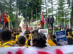 Estudiantes que se manifiestan en el Ministerio de Educación exigen el fin de MBG
| Estudiantes que se manifiestan en el Ministerio de Educación exigen el fin de MBG
|