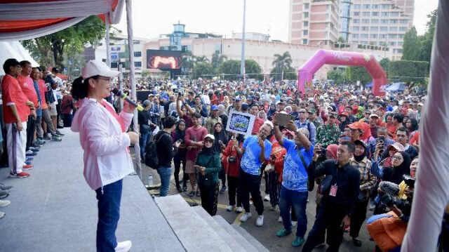 El alcalde de Semarang libera a miles de participantes para formar 479 juntos

 | 