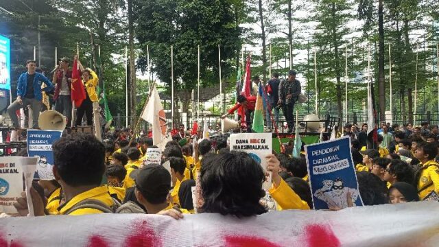 Se desata el caos en la audiencia de viceministros y estudiantes

 | 