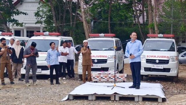Mayor ayuda, el Ministerio de Salud distribuye 11 ambulancias a Aceh Tamiang para la recuperación de Sumatra

 | 