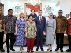 Olly Dondokambey acompaña a Megawati a recibir al embajador ruso y analiza los 125 años de cooperación estratégica de Bung Karno
| Olly Dondokambey acompaña a Megawati a recibir al embajador ruso y analiza los 125 años de cooperación estratégica de Bung Karno
|
