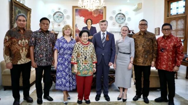 Olly Dondokambey acompaña a Megawati a recibir al embajador ruso y analiza los 125 años de cooperación estratégica de Bung Karno

 | 